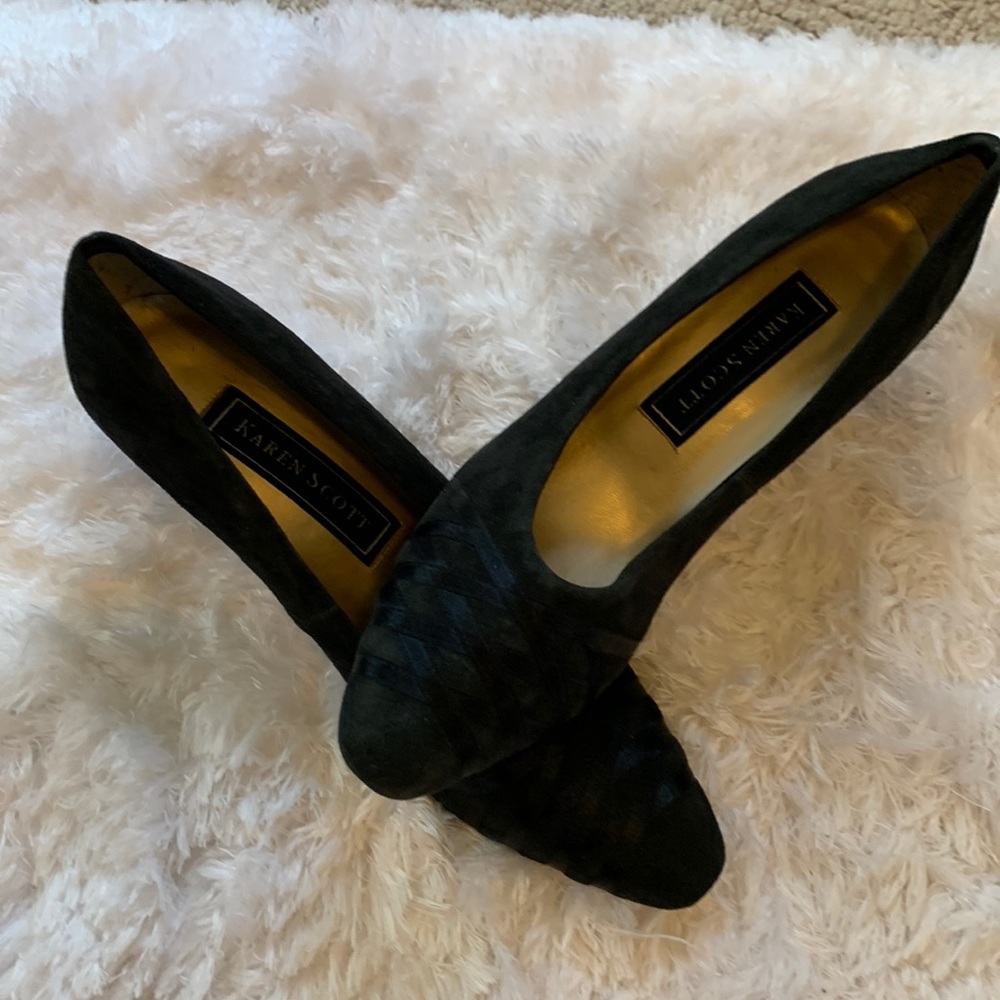 Karen Scott Pumps